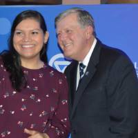 An alumna gets a selfie with T.Haas